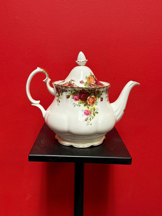 Beautiful Royal Albert old country rose teapot in mint condition