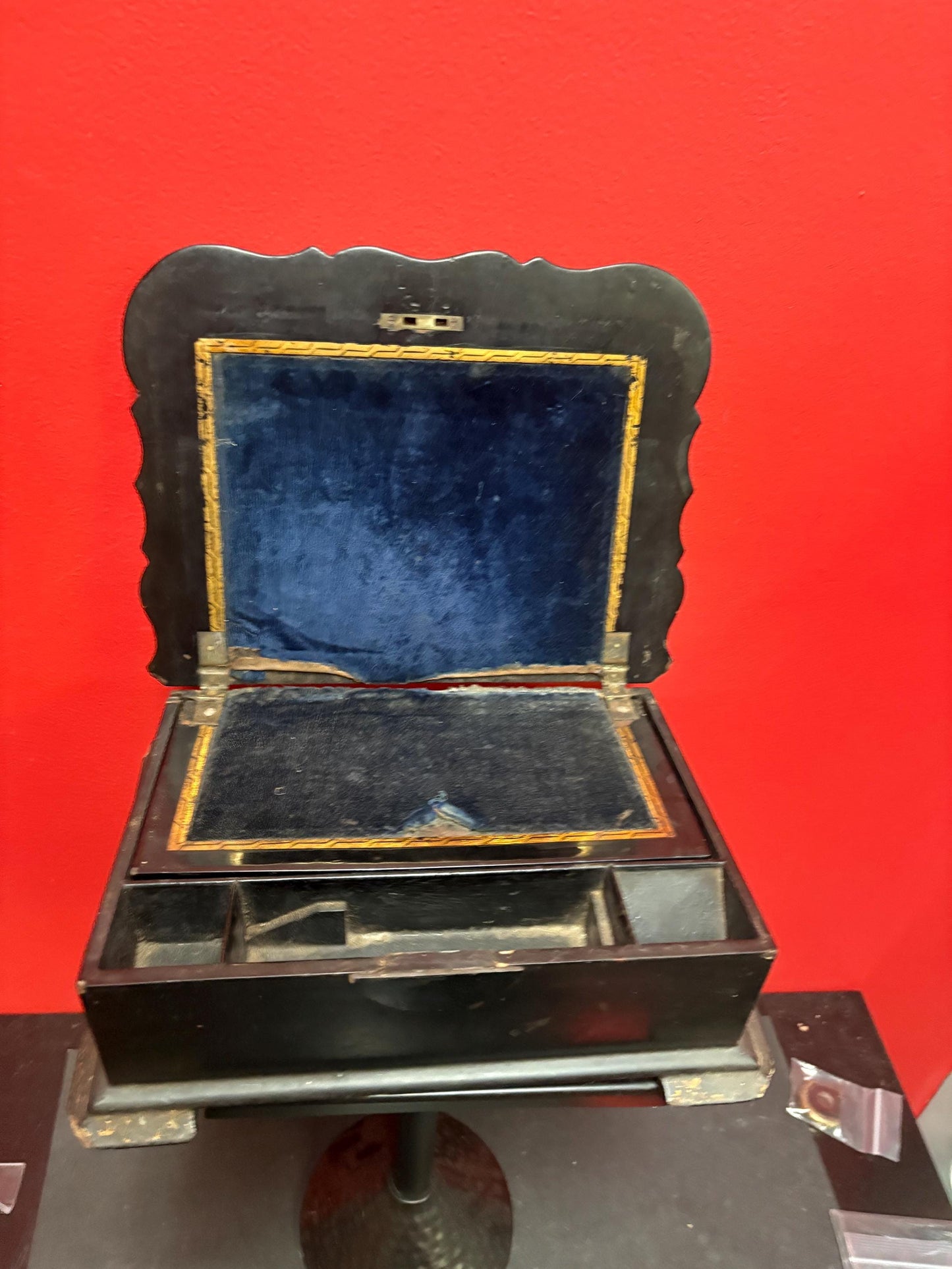 Beautiful antique 10 1/2 x 8 x 3 high English papier-mâché and mother of Pearl lap desk 19 century - pretty good  condition  wow