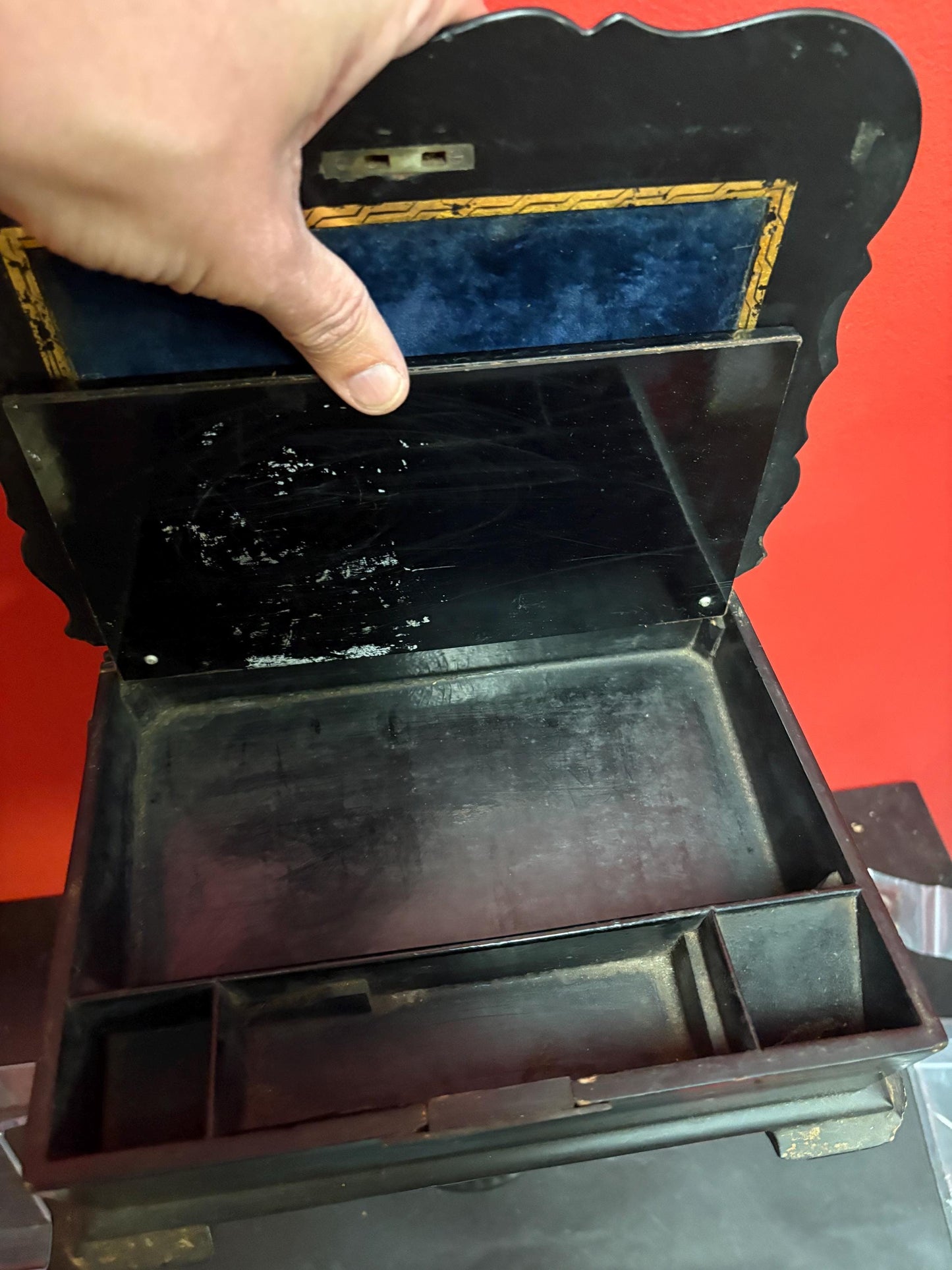 Beautiful antique 10 1/2 x 8 x 3 high English papier-mâché and mother of Pearl lap desk 19 century - pretty good  condition  wow