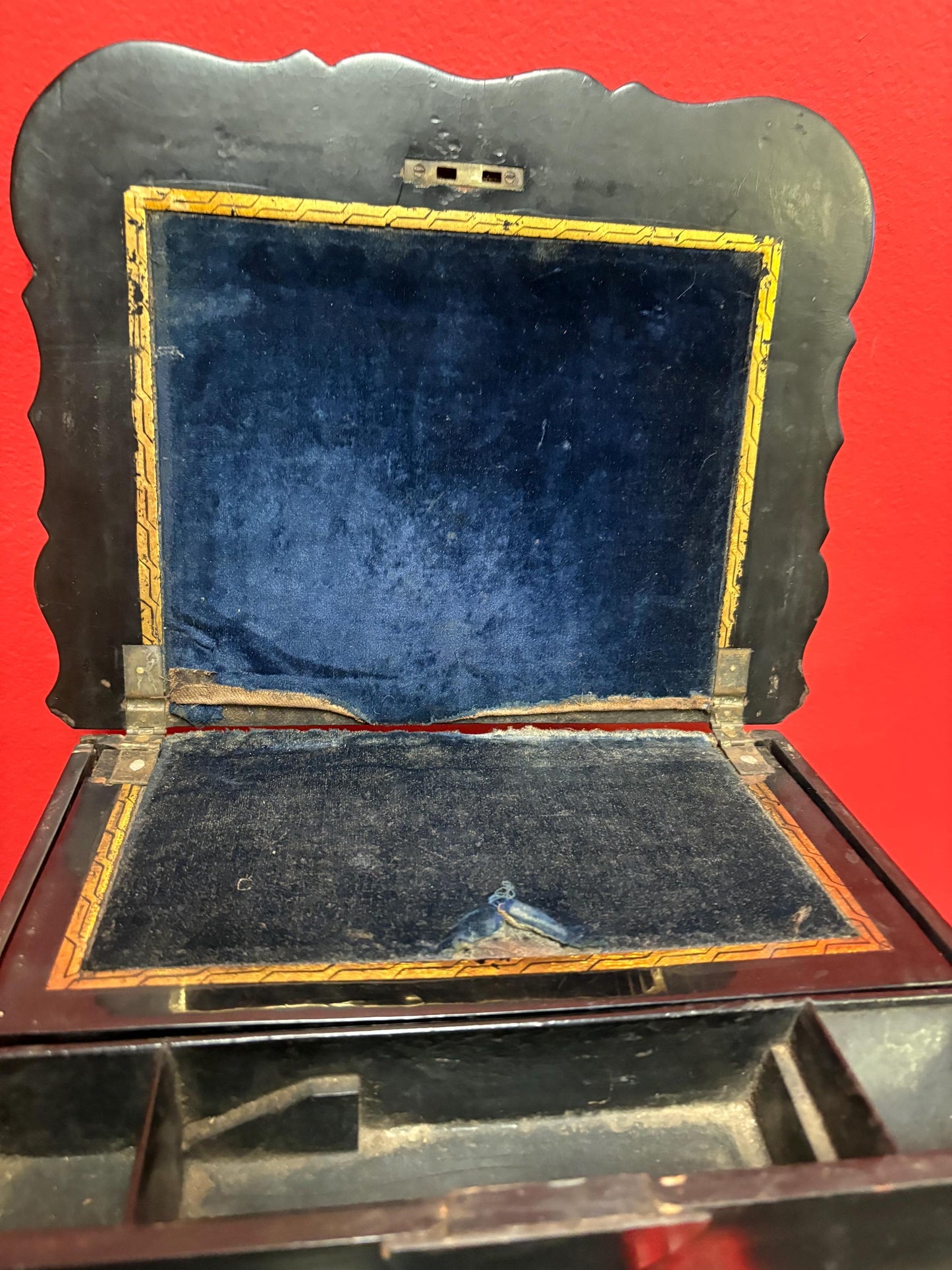 Beautiful antique 10 1/2 x 8 x 3 high English papier-mâché and mother of Pearl lap desk 19 century - pretty good  condition  wow