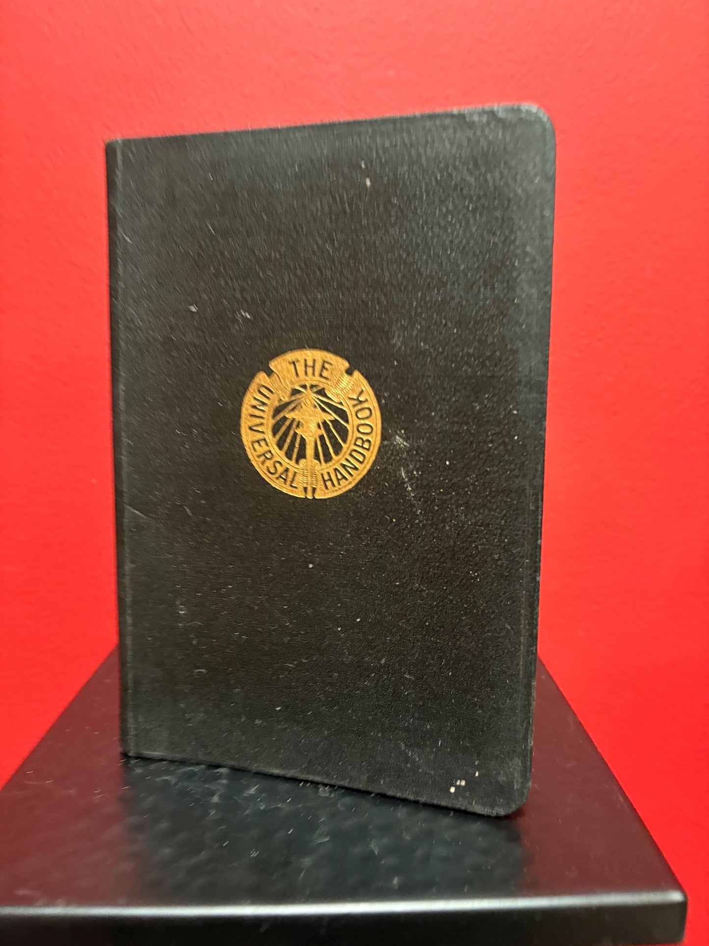 Antique edition of the universal handbook in great condition