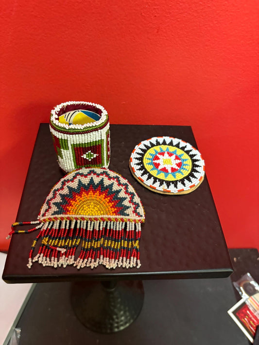 Small lot of indigenous first nations, Canadian beaded pieces