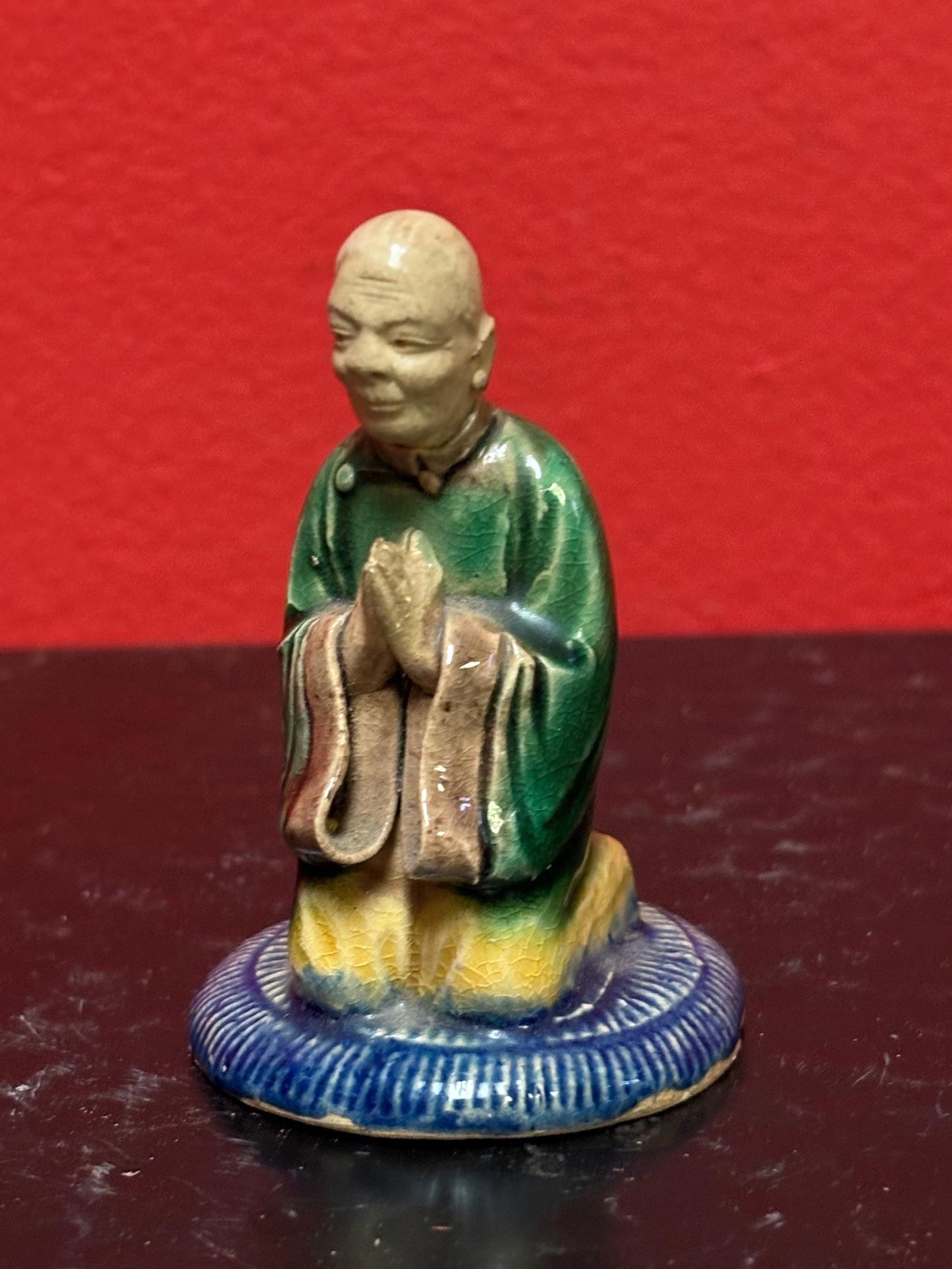 Beautiful 3 inch tall Chinese mud man praying in great condition   unusual subject