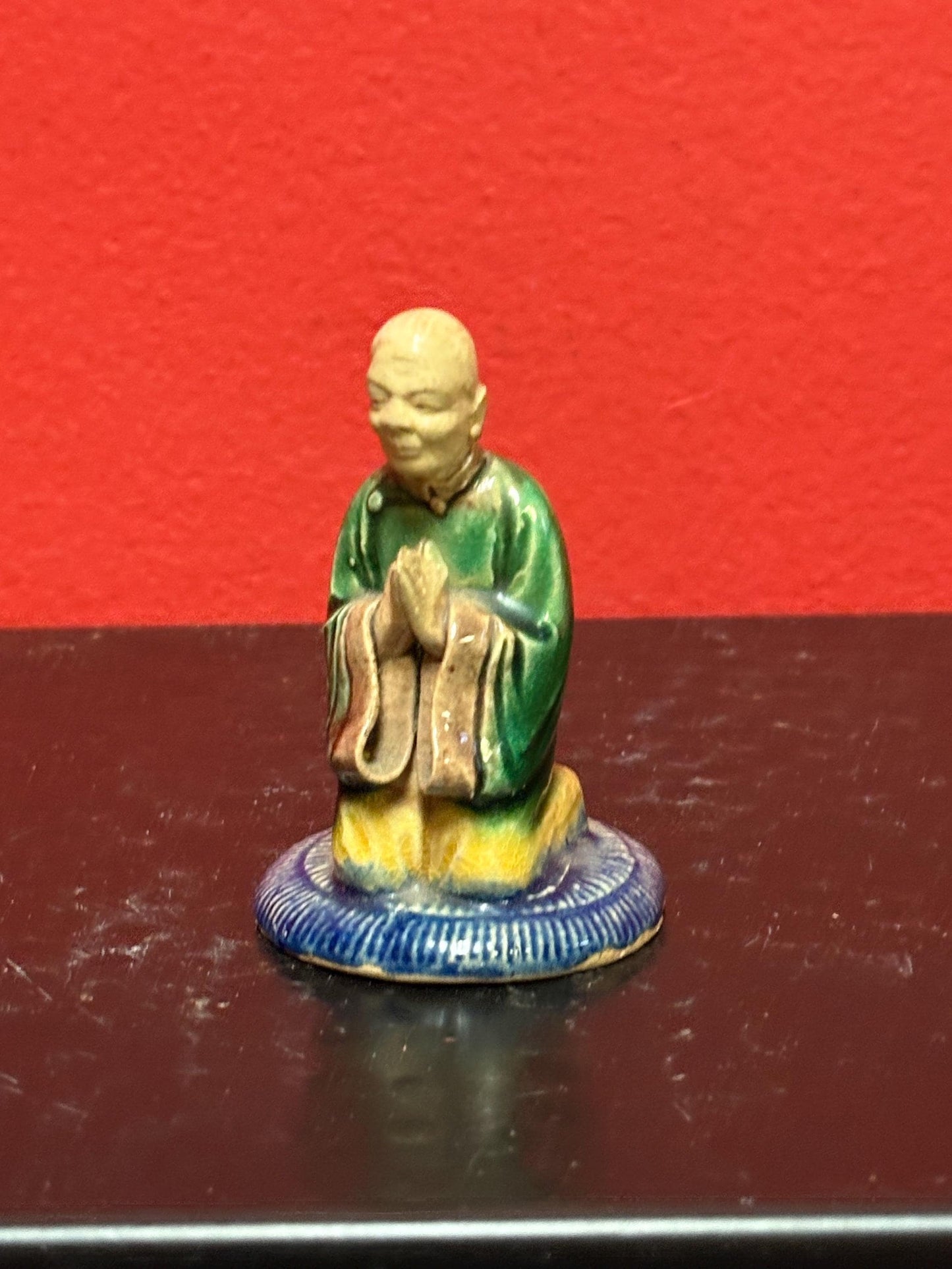 Beautiful 3 inch tall Chinese mud man praying in great condition   unusual subject