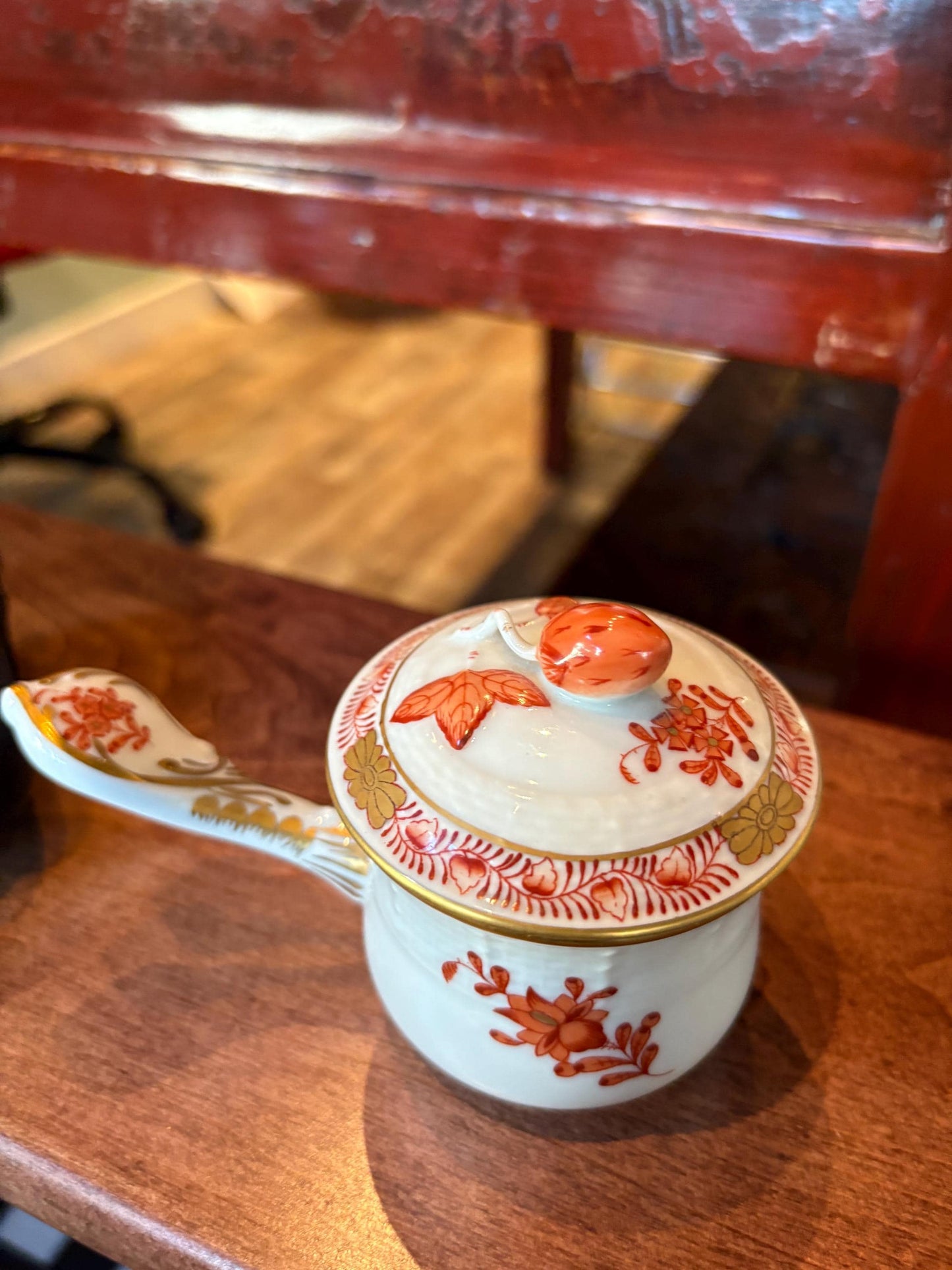 Beautiful HEREND Hungary porcelain little chocolate pot with leg 5 x 4“ tall  perfect condition